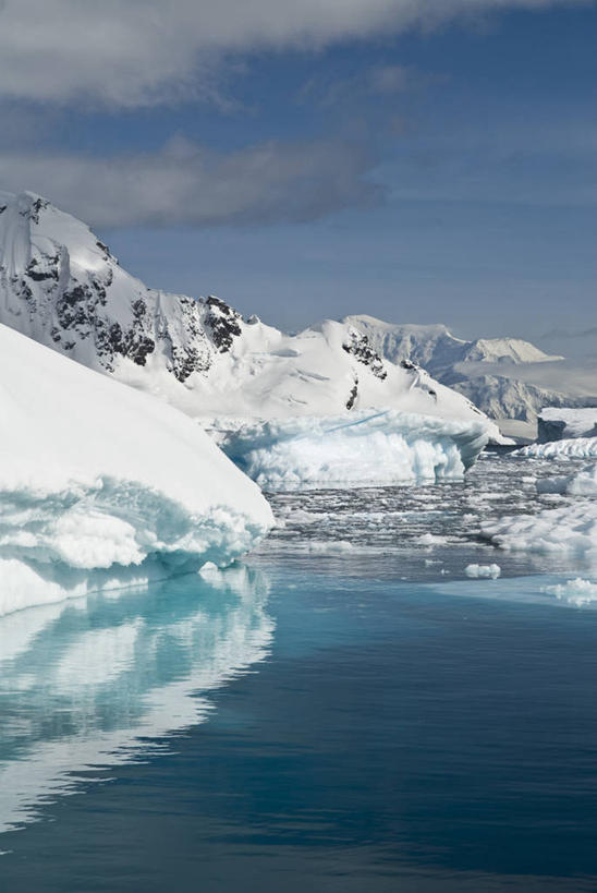无人,竖图,室外,白天,留白,冰山,海洋,美景,水,雪,反射,冰,海岸线,景观,风景,自然,景色,寒冷,摄影,气象,气候,自然风光,南极洲,彩图,海港,对焦,格雷厄姆岛