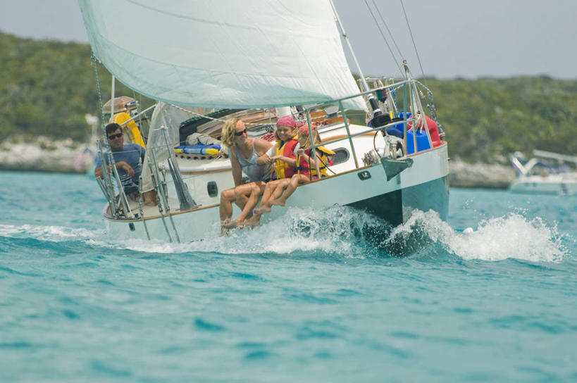 帆船,儿童,成年人,中年人,四个人,家庭,夫妻,母亲,父亲,女儿,儿子,姐妹,横图,室外,白天,爱情,纯洁,海洋,水,船,加勒比海,浪漫,小孩,交通工具,夏天,温暖,温馨,父子,母子,一家人,大西洋,恩爱,父爱,可爱,母爱,童年,童趣,恋人,摄影,航海,和睦,西印度群岛,载具,童真,烂漫,无邪,天真,男孩,男人,男性,年轻男性,年轻女性,女孩,女人,女性,中年男性,中年女性,孩子,年轻人,夫妇,情侣,休闲活动,彩图,伴侣,融洽,巴哈马群岛,男生