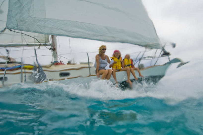 帆船,儿童,成年人,中年人,三个人,四个人,家庭,夫妻,母亲,父亲,女儿,儿子,姐妹,横图,室外,白天,爱情,纯洁,海洋,水,船,加勒比海,浪漫,小孩,交通工具,夏天,温暖,温馨,父子,母子,一家人,大西洋,恩爱,父爱,可爱,母爱,童年,童趣,恋人,摄影,航海,和睦,西印度群岛,载具,童真,烂漫,无邪,天真,男孩,男人,男性,年轻男性,年轻女性,女孩,女人,女性,中年女性,孩子,年轻人,夫妇,情侣,休闲活动,彩图,伴侣,融洽,巴哈马群岛,男生