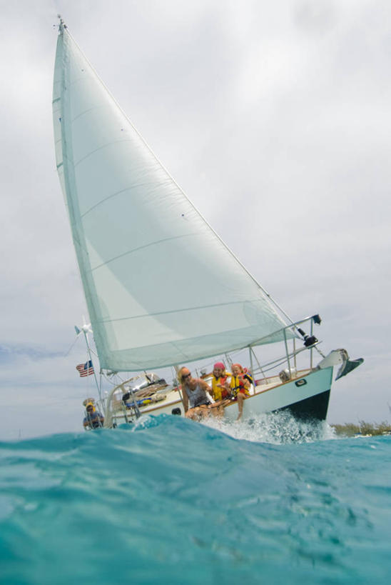 帆船,儿童,成年人,中年人,四个人,家庭,夫妻,母亲,父亲,女儿,儿子,姐妹,竖图,室外,白天,爱情,纯洁,海洋,水,船,加勒比海,浪漫,小孩,交通工具,波浪,夏天,温暖,温馨,父子,母子,一家人,大西洋,恩爱,父爱,可爱,母爱,童年,童趣,恋人,摄影,航海,和睦,西印度群岛,载具,童真,烂漫,无邪,天真,男孩,男人,男性,年轻男性,年轻女性,女孩,女人,女性,中年女性,孩子,年轻人,夫妇,情侣,休闲活动,彩图,伴侣,融洽,巴哈马群岛,男生