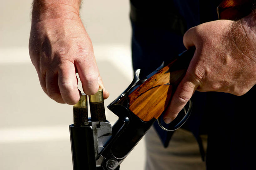 成年人,手,一个人,横图,室外,特写,白天,美国,仅一个男性,猎枪,武器,摄影,部分,装货,科罗拉多州,危险,彩图