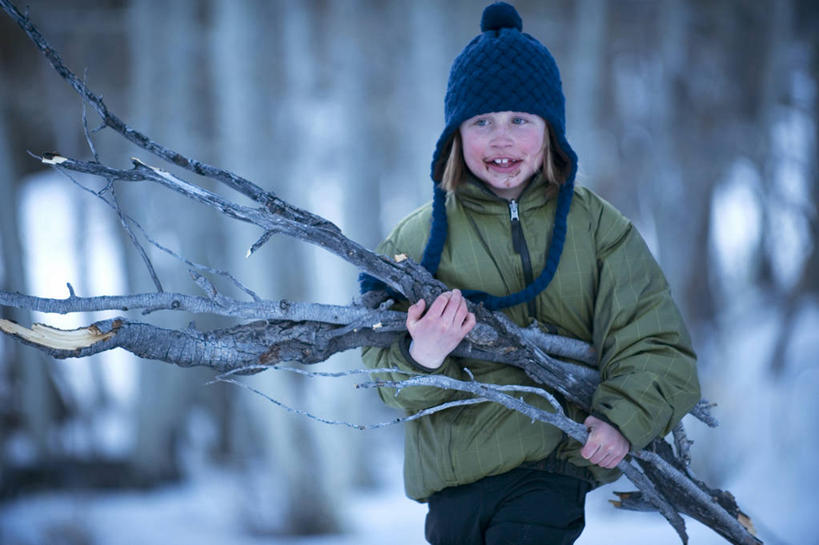 儿童,一个人,横图,室外,白天,留白,纯洁,雪,帽子,美国,仅一个男性,仅一个人,冬天,枝,拿着,小孩,仅一个小孩,寒冷,可爱,童年,童趣,摄影,加利福尼亚,童真,烂漫,无邪,棉袄,天真,男孩,男人,男性,孩子,彩图,柴火,男生,对焦