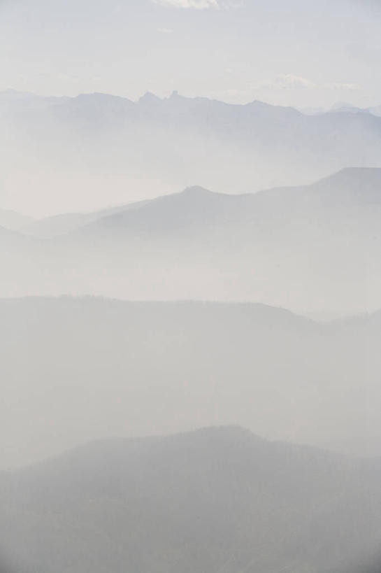 无人,竖图,室外,白天,留白,山,山脉,火,加拿大,环保,地形,燃烧,烟,摄影,能源,回收,资源,问题,利用,低碳,循环,洛矶山脉,持续,森林火灾,亚伯达,彩图,对焦