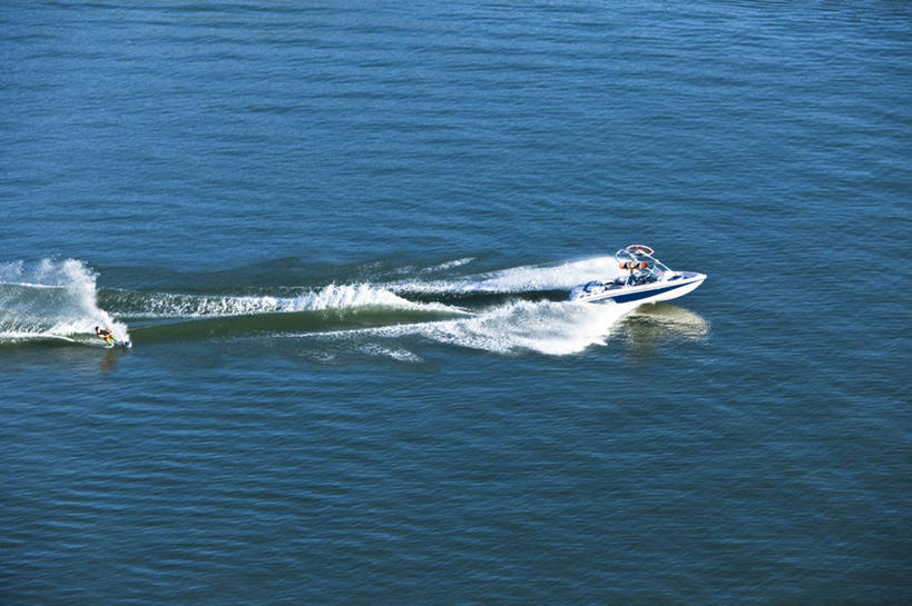 西方人,成年人,一个人,两个人,横图,俯视,室外,白天,锻炼,运动,水,欧洲,美国,欧洲人,仅一个男性,仅一个人,溅,极限运动,仅一个年轻男性,风景,船尾波,摄影,迅速,室外运动,滑水,户外运动,水上运动,摩托艇,特技,滑水运动,体育,男人,男性,年轻男性,白种人,年轻人,彩图,高角度拍摄,健身