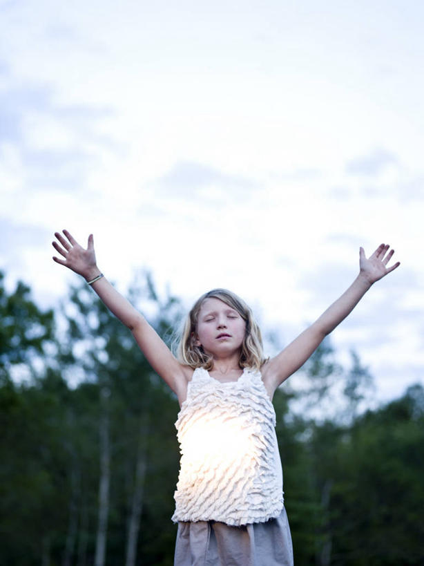 西方人,儿童,头发,一个人,站,举,竖图,室外,白天,留白,正面,纯洁,欧洲,美国,欧洲人,仅一个女性,仅一个人,服装,小孩,衣服,天空,托,仅一个小孩,金色,可爱,平衡,童年,童趣,摄影,服饰,灵感,衣着,穿着,童真,烂漫,无邪,缅因州,波特兰,四肢,衣饰,天真,女孩,女人,女性,白种人,孩子,手臂,闭着眼睛,举起,举手,举着,向上举,向上伸,向上托,半身,彩图,女生,白日梦