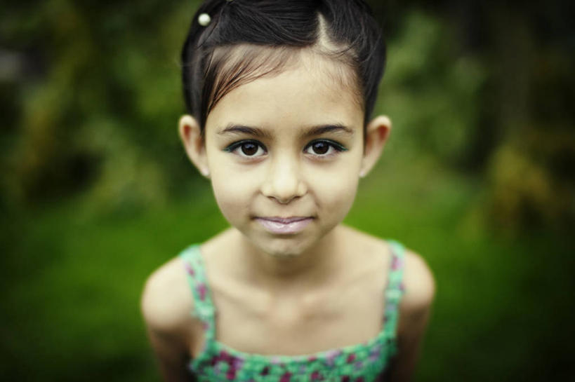 西方人,儿童,脸,头,脸颊,一个人,横图,室外,特写,白天,正面,纯洁,欧洲,新西兰,欧洲人,仅一个女性,仅一个人,肩膀,小孩,绿色,仅一个小孩,可爱,童年,童趣,摄影,肖像,童真,烂漫,无邪,天真,女孩,女人,女性,白种人,孩子,头部,脸部,脸蛋,面部,彩图,女生