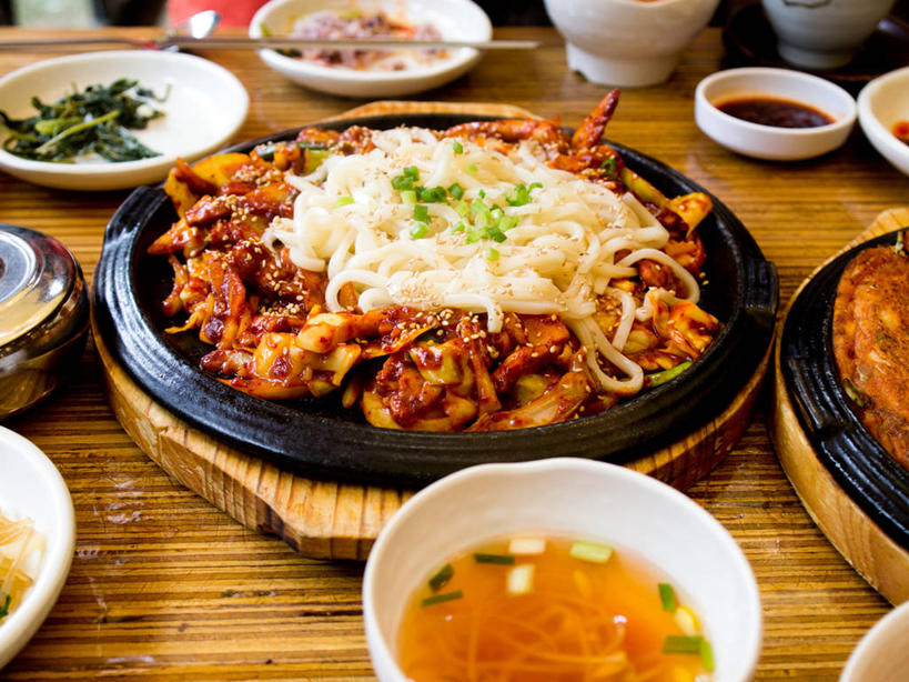 面条,无人,横图,室内,特写,烹饪,桌子,首尔,韩国,料理,食品,首都,韩式,酱油,菜肴,美食,饮食,米粉,食物,盘子,甘蓝,摄影,佳肴,辣椒酱,清新,韩国料理,韩国菜,韩式料理,健康食物,甘薯,彩图