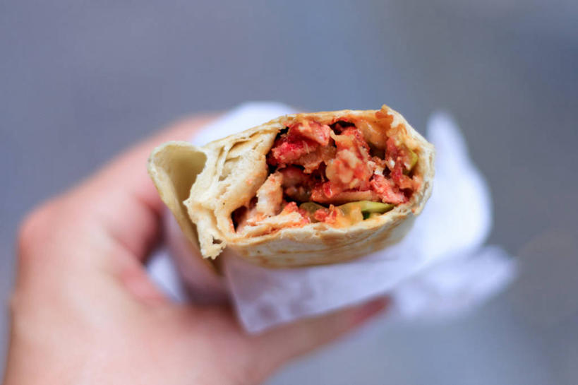 手,无人,横图,室内,特写,咬,包装,食品,拿着,饮食,摄影,部分,咬着,清新,阿拉伯联合酋长国,迪拜,波斯湾,健康食物,彩图