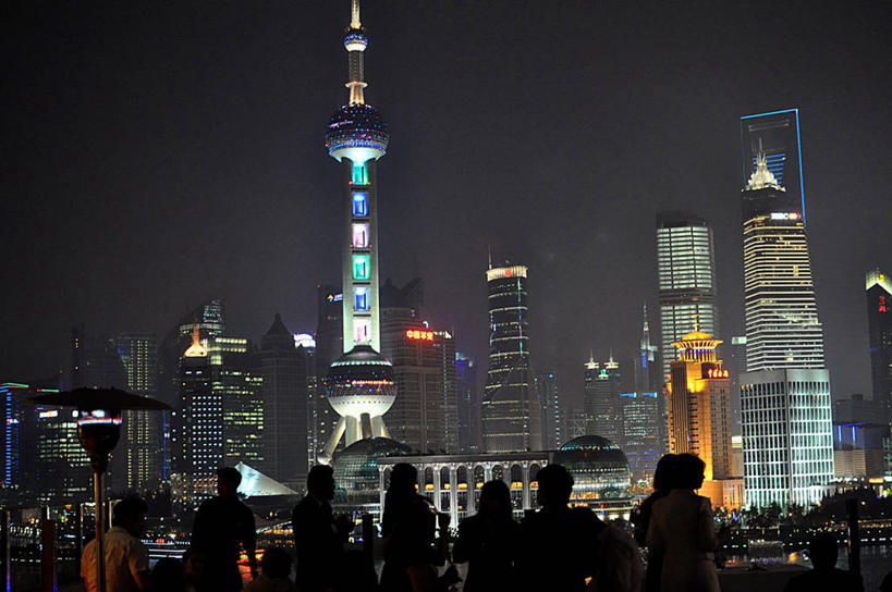 成年人,站,横图,室外,夜晚,天际线,城市,建筑,摩天大楼,上海,许多人,现代,天空,外滩,一群人,摄影,观看,照亮,发展,无线电通信塔,男人,女人,彩图