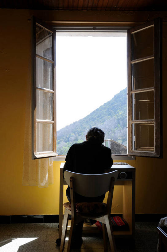 成年人,一个人,办公室,坐,竖图,室内,白天,山,窗户,桌子,椅子,法国,仅一个女性,阴影,背面,黄色,摄影,办公椅,专心,科西嘉,万里无云,彩图