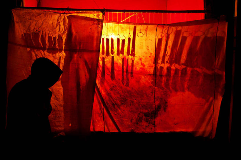 成年人,一个人,商店,站,横图,室外,夜晚,印度,仅一个女性,市场,零售,摄影,面纱,剪影,印度文化,拉贾斯坦邦,彩图,传统节日