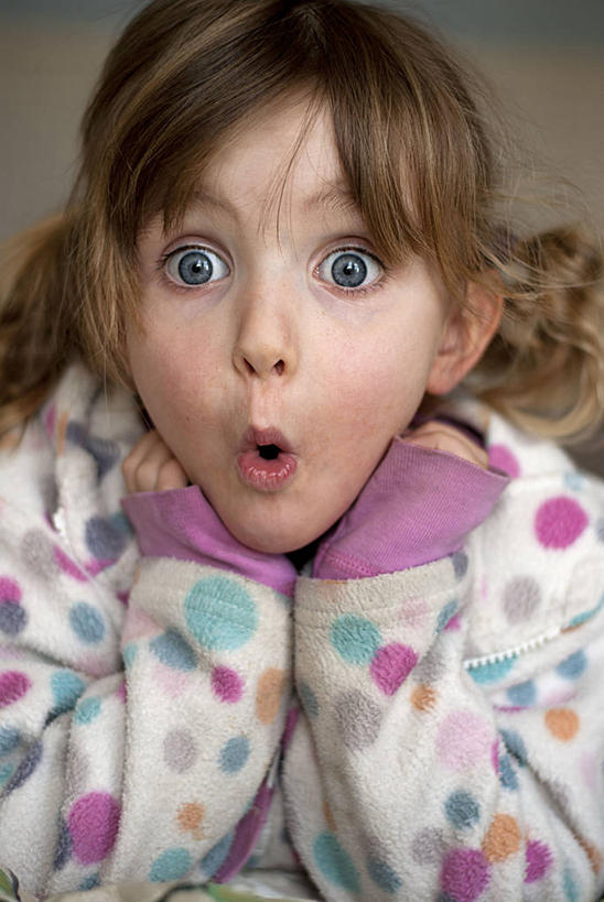 西方人,儿童,脸,头,眼睛,脸颊,头发,一个人,竖图,室内,特写,正面,纯洁,英国,欧洲,欧洲人,仅一个女性,仅一个人,圆点,休闲装,英格兰,肩膀,小孩,蓝色,仅一个小孩,金色,可爱,童年,童趣,凝视,摄影,惊奇,西欧,大不列颠,童真,烂漫,无邪,大不列颠及北爱尔兰联合王国,大不列颠及爱尔兰联合王国,英吉利,诺丁汉,诺丁汉郡,东米德兰兹,天真,震惊,女孩,女人,女性,白种人,孩子,头部,脸部,脸蛋,面部,彩图,大不列颠王国,大英帝国,联合王国,日不落帝国,女生