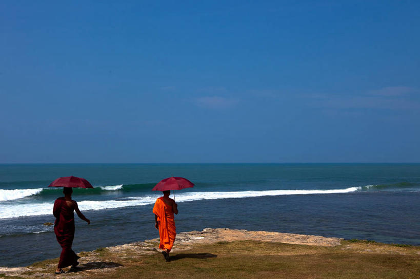 两个人,横图,室外,白天,长时间曝光,海浪,海洋,斯里兰卡,伞,水平线,云,背面,蓝色,天空,波浪,摄影,保护,加勒,海滩,休闲活动,僧侣,步行,彩图,传统服装