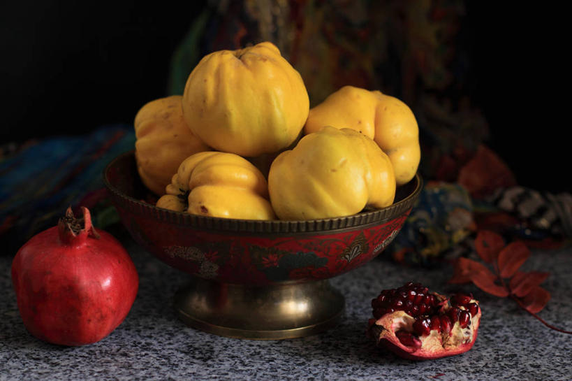 无人,横图,室内,特写,白天,桌子,石榴,静物,水果,金属制品,乌克兰,金属,饮食,黄色,红色,碗,桃,摄影,堆,清新,健康食物,温柏,彩图