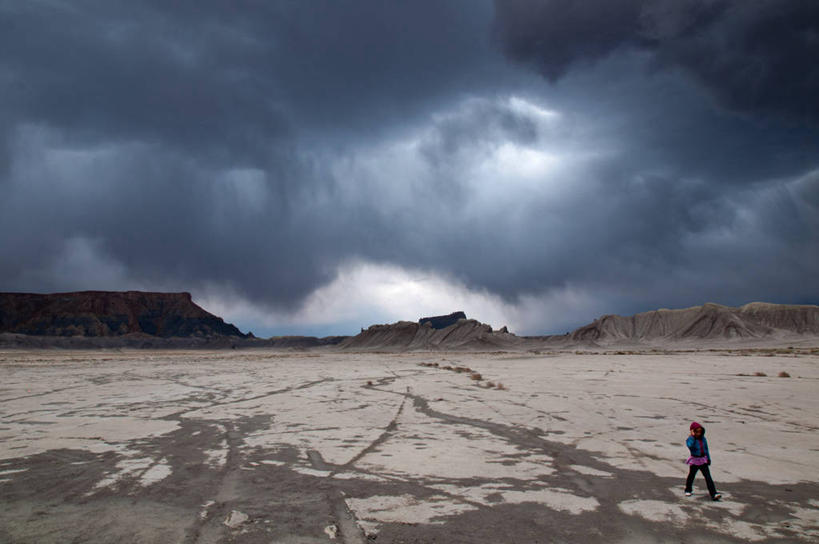 儿童,一个人,横图,室外,白天,纯洁,沙漠,美国,仅一个女性,仅一个人,地形,乌云,休闲装,小孩,天空,自然,仅一个小孩,可爱,童年,童趣,摄影,童真,烂漫,无邪,犹他,天真,女孩,女人,女性,孩子,休闲活动,步行,彩图,女生,独处