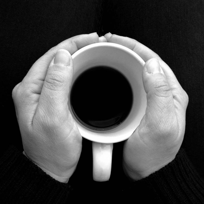 手,一个人,方图,俯视,黑白,美国,黑色背景,食品,咖啡杯,拿着,饮料,摄影,部分,加利福尼亚,圣何塞,高角度拍摄,影棚拍摄