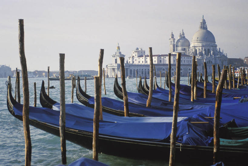 无人,横图,室外,白天,旅游,建筑,船,意大利,威尼斯,停靠,漂浮,交通工具,木桩,摄影,运河,舟,圆顶建筑,停泊,载具,意大利文化,圣玛莉亚安泰教堂,彩图,旅行