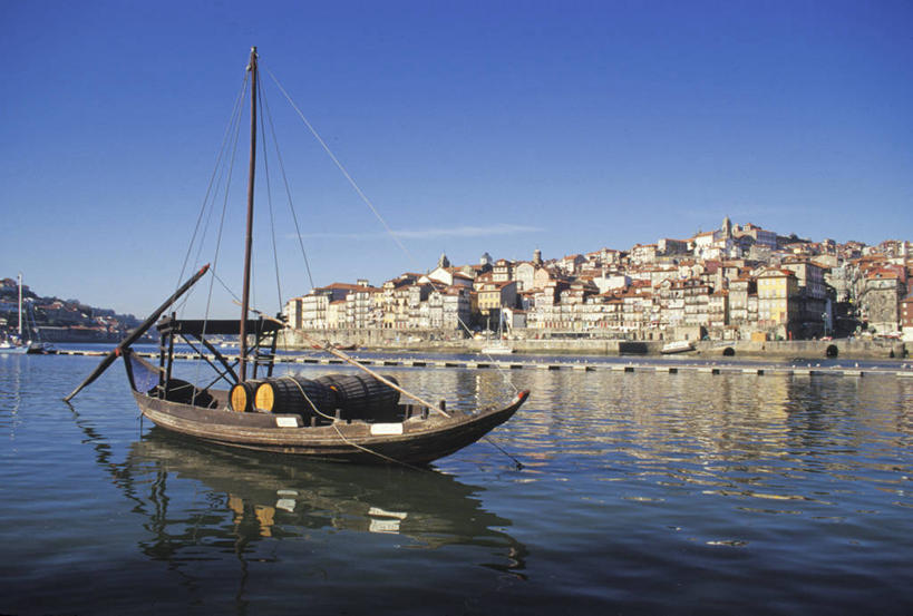 帆船,无人,横图,室外,白天,海洋,建筑,船,葡萄牙,停靠,反射,城镇,交通工具,摄影,航海,停泊,载具,万里无云,彩图,海港