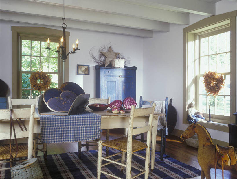 农场,吃饭,友谊,窗户,地板,柜子,桌子,马,形状,花环,饭厅,地面,干净,窗台,黄色,蓝色,灯具,奶油,甘蓝,模具,古董,涂料,简单,水晶吊灯,心,塑造