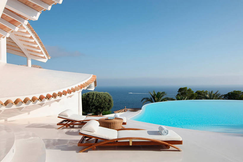 无人,游泳池,横图,室外,白天,水,日光,西班牙,欧洲,球袋,院子,现代,蓝色,白色,休闲椅,当代