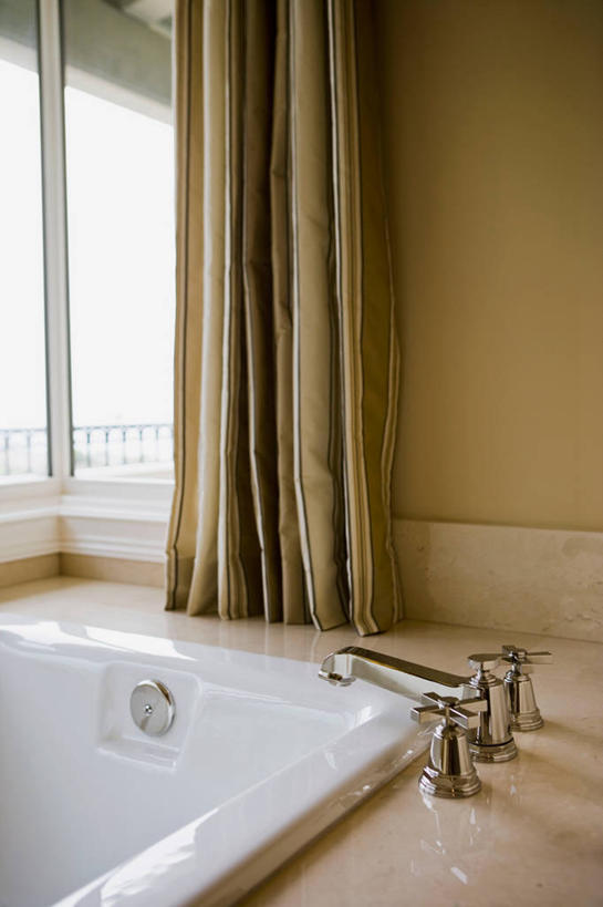 无人,家,竖图,室内,白天,浴室,建筑,日光,美国,水龙头,现代,浴盆,建造,北美,加利福尼亚,化妆室,铬合金,厕所,当代