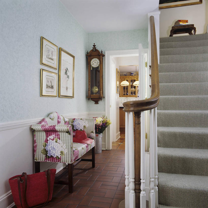 栏杆,地板,地毯,楼梯,沙发,帽子,花纹,艺术,草帽,瓷砖,地面,台阶,红色,绿色,白色,遮阳帽,涂料,着色