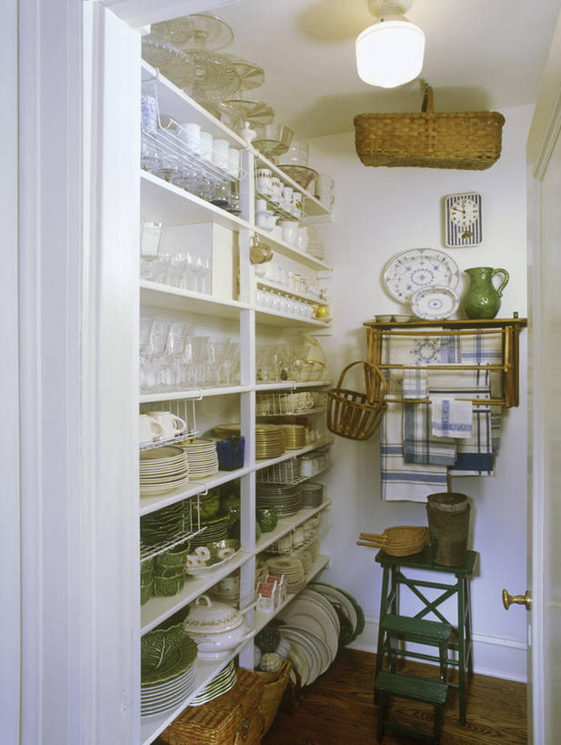 厨房,亚麻布,木制,篮子,眼镜,支架,餐盘,干净,架子,台阶,蓝色,绿色,白色,盘子,马克杯,古董,吧椅,组织,收集,烘干,晾衣架,钟