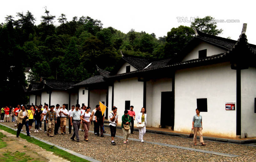 东方人,家,走,说,横图,室外,白天,正面,旅游,度假,讨论,草地,美景,树林,植物,道路,路,旗帜,井冈山,中国,亚洲,许多,游客,房屋,屋子,景观,小路,地面,交通,许多人,注视,黄种人,娱乐,旗子,江西,楼房,旅客,住宅,草,树,树木,蓝色,绿色,蓝天,天空,自然,天,观察,看,一群人,享受,休闲,景色,放松,生长,晴朗,成长,观看,察看,关注,自然风光,东亚,江西省,万里无云,中华人民共和国,华东地区,赣,革命,旌旗,旗号,吉安,吉安市,旅游团,革命根据地,交流,亚洲人,晴空,晴空万里,步行,沟通,讲话,交谈,散步,商讨,说话,谈话,走路,彩图,全身,房子,bjzqp1