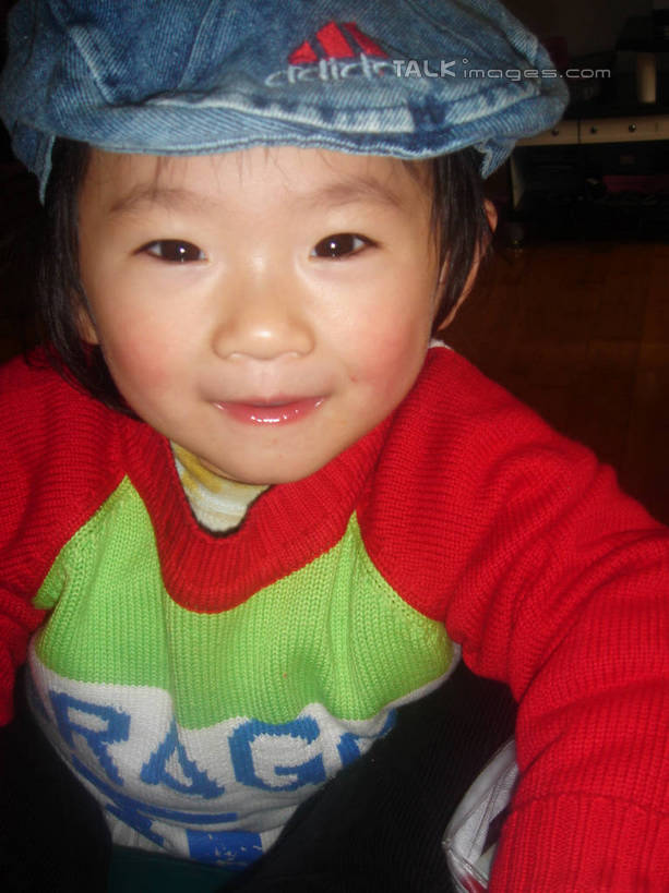 东方人,儿童,一个人,坐,笑,微笑,竖图,室内,白天,正面,毛衣,纯洁,柜子,帽子,亚洲,仅一个女性,仅一个人,装饰,英文,标志,文字,字符,字母,黄种人,标识,小孩,红色,蓝色,绿色,白色,橱柜,张嘴,仅一个小孩,可爱,童年,童趣,英文字母,华丽,修饰,点缀,张大嘴巴,童真,烂漫,无邪,衬托,美观,雅致,雅观,天真,女孩,女人,女性,亚洲人,孩子,张开嘴,坐着,半身,彩图,绒衣,套衫,套头毛衣,线衣,女生,hascy1