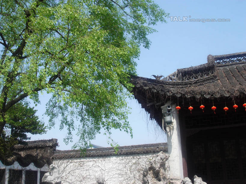 无人,横图,室外,白天,仰视,旅游,度假,名胜古迹,植物,标志建筑,地标,建筑,照明,一排,许多,吊挂,悬挂,阴影,遗迹,整齐,光线,灯笼,瓦片,影子,纸灯笼,墙,屋顶,屋檐,围墙,枝条,挂,顶棚,古迹,文物,娱乐,建设,古建筑,檐,墙壁,墙面,树,树干,树木,树枝,排列,红色,蓝色,绿色,蓝天,天空,阳光,自然,灯具,天,藤蔓,享受,休闲,假山,旅游胜地,放松,生长,晴朗,成长,照亮,照明设备,队列,古文明,藤蔓植物,万里无云,虬枝,枝杈,晴空,晴空万里,彩图,低角度拍摄,hascy1