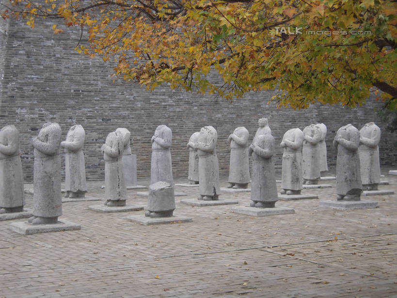 无人,横图,室外,白天,正面,旅游,度假,秋季,植物,标志建筑,地标,建筑,叶子,雕塑,一排,许多,艺术,整齐,装饰,并列,并排,雕刻,雕像,墙,绿叶,枝条,很多,娱乐,建设,石雕,墙壁,墙面,树,树木,树枝,排列,黄色,绿色,自然,工艺品,享受,休闲,嫩叶,旅游胜地,放松,生长,成长,纪念,美术,队列,主题,平行,陈列,功能,美学,虬枝,枝杈,叶,叶片,秋,秋天,彩图,hascy1