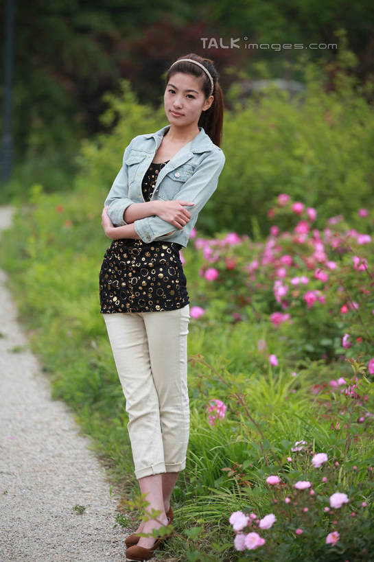 东方人,一个人,站,笑,双手交叉,微笑,竖图,室外,白天,正面,幸福,草地,草坪,树林,植物,道路,路,月季花,亚洲,仅一个年轻女性,仅一个女性,仅一个人,许多,阴影,花纹,服装,朦胧,模糊,装饰,盛开,光线,影子,斑点,小路,交通,花蕾,注视,休闲装,黄种人,牛仔服,草,花,花瓣,花朵,鲜花,树,树木,衣服,红色,蓝色,绿色,阳光,自然,发箍,发饰,饰品,花苞,花蕊,观察,看,站着,休闲,休闲服,服饰,生长,成长,头箍,观看,希望,华丽,修饰,点缀,察看,双手抱胸,关注,发卡,配饰,衬托,美观,雅致,雅观,美艳,光荣,年轻女性,女人,女性,亚洲人,长发,月月红,月季,长春花,站立,彩图,全身,rzwdb1