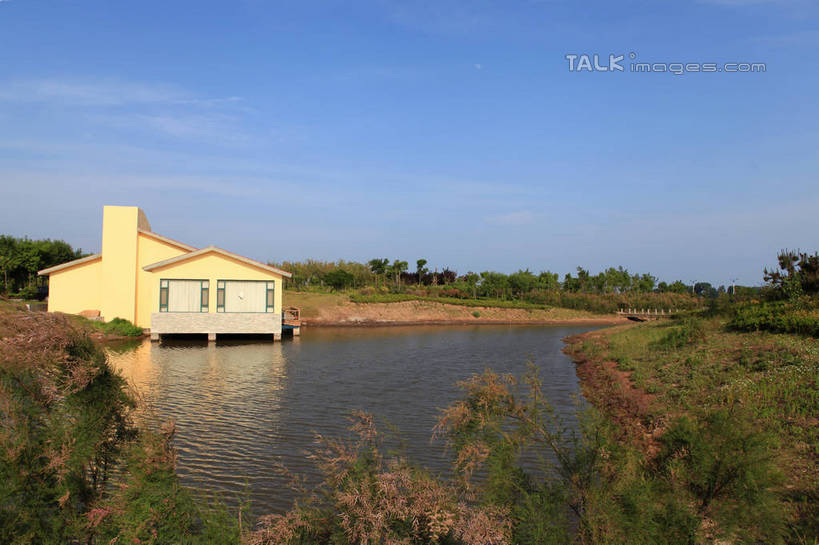 无人,公园,家,横图,室外,白天,正面,旅游,度假,草地,草坪,河流,美景,水,植物,中国,亚洲,阴影,光线,影子,房屋,屋子,河水,景观,水流,水面,云,云朵,云彩,娱乐,山东,楼房,住宅,草,树,树木,蓝色,绿色,白云,蓝天,天空,阳光,自然,天,享受,休闲,景色,放松,生长,晴朗,成长,波光粼粼,自然风光,东亚,山东省,日照,中华人民共和国,华东地区,鲁,日照市,荻水湿地公园,岚山区,晴空,彩图,房子,rzwdb1