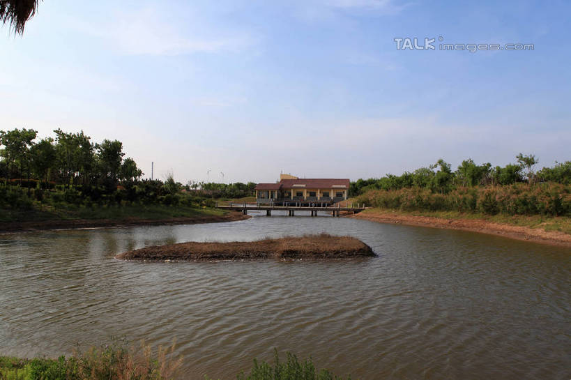 无人,公园,家,横图,室外,白天,正面,旅游,度假,草地,草坪,河流,美景,水,植物,中国,亚洲,阴影,光线,影子,房屋,屋子,河水,景观,水流,云,云朵,云彩,娱乐,山东,楼房,住宅,草,树,树木,蓝色,绿色,白云,蓝天,天空,阳光,自然,天,享受,休闲,景色,放松,生长,晴朗,成长,波光粼粼,自然风光,东亚,山东省,日照,中华人民共和国,华东地区,鲁,日照市,荻水湿地公园,岚山区,晴空,彩图,房子,rzwdb1