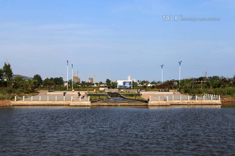 无人,公园,广场,栏杆,横图,室外,白天,正面,旅游,度假,草地,草坪,河流,美景,水,植物,路灯,照明,中国,亚洲,阴影,光线,影子,河水,景观,水流,水面,云,云朵,围栏,灯光,云彩,娱乐,山东,护栏,灯,草,树,树木,蓝色,绿色,白云,蓝天,天空,阳光,自然,天,享受,休闲,景色,放松,生长,晴朗,成长,照亮,波光粼粼,照明设备,自然风光,东亚,山东省,日照,中华人民共和国,华东地区,鲁,日照市,荻水湿地公园,岚山区,晴空,彩图,rzwdb1