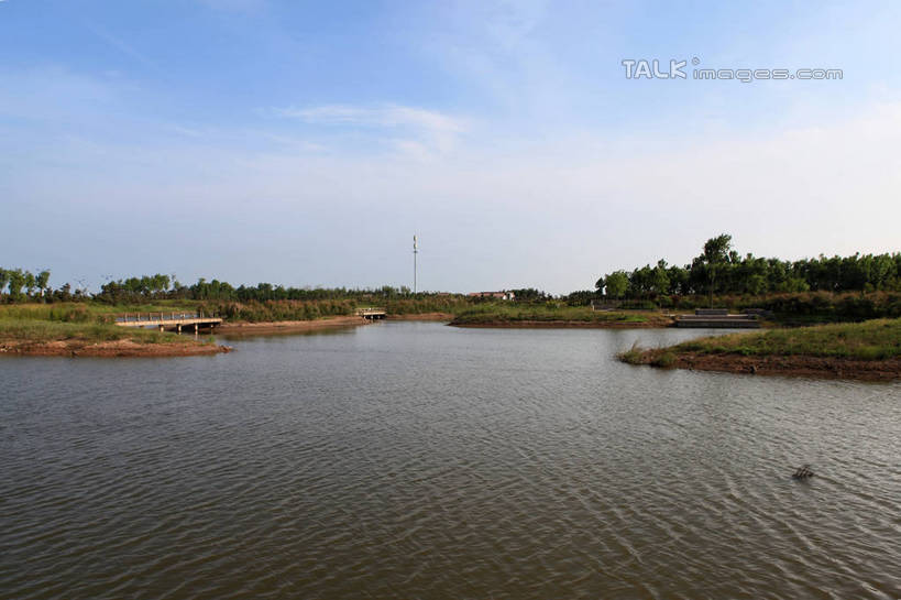 无人,公园,横图,室外,白天,正面,旅游,度假,草地,草坪,河流,美景,水,植物,中国,亚洲,阴影,光线,影子,河水,景观,水流,水面,云,云朵,云彩,娱乐,山东,草,树,树木,蓝色,绿色,白云,蓝天,天空,阳光,自然,天,享受,休闲,景色,放松,生长,晴朗,成长,波光粼粼,自然风光,东亚,山东省,日照,中华人民共和国,华东地区,鲁,日照市,荻水湿地公园,岚山区,晴空,彩图,rzwdb1