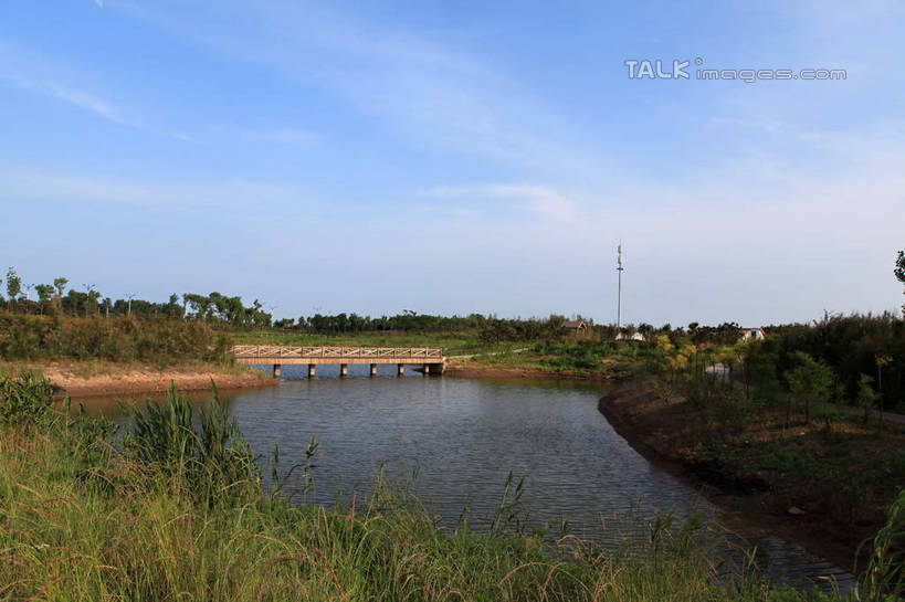 无人,公园,横图,室外,白天,正面,旅游,度假,草地,草坪,河流,石头,美景,水,植物,中国,亚洲,阴影,光线,石子,影子,河水,景观,水流,云,云朵,桥,云彩,娱乐,山东,草,树,树木,蓝色,绿色,白云,蓝天,天空,阳光,自然,天,享受,休闲,景色,放松,生长,晴朗,成长,自然风光,东亚,山东省,日照,中华人民共和国,华东地区,鲁,日照市,荻水湿地公园,岚山区,石块,晴空,彩图,rzwdb1