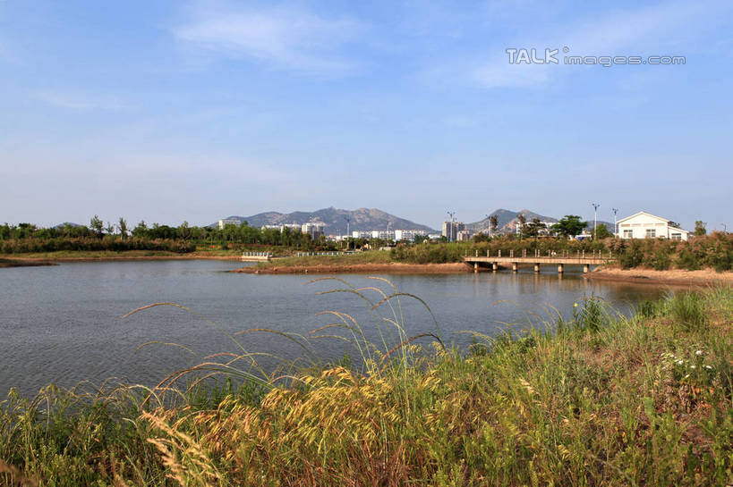 无人,公园,横图,室外,白天,正面,旅游,度假,草地,草坪,河流,石头,美景,山,山脉,水,植物,中国,亚洲,阴影,光线,石子,影子,河水,景观,山峰,水流,云,云朵,桥,山峦,云彩,娱乐,山东,树,树木,蓝色,绿色,白云,蓝天,天空,阳光,自然,群山,天,享受,休闲,景色,放松,生长,晴朗,成长,人行桥,自然风光,东亚,山东省,日照,中华人民共和国,华东地区,鲁,日照市,荻水湿地公园,岚山区,石块,晴空,彩图,rzwdb1