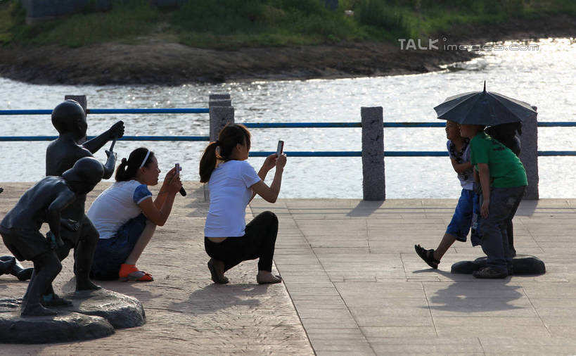 东方人,儿童,三个人,公园,栏杆,蹲,横图,室外,白天,正面,旅游,度假,纯洁,草地,草坪,河流,美景,水,植物,相机,雕塑,中国,亚洲,弯腰,阴影,艺术,装饰,光线,雕刻,雕像,伞,影子,雨伞,遮阳伞,河水,景观,水流,围栏,地面,黄种人,娱乐,阳伞,山东,护栏,石雕,草,树,树木,小孩,拍照,绿色,黑色,阳光,自然,数码相机,工艺品,享受,休闲,景色,放松,可爱,童年,童趣,摄影,生长,成长,纪念,美术,自然风光,主题,陈列,童真,东亚,烂漫,无邪,山东省,日照,中华人民共和国,华东地区,功能,美学,弯身,鲁,日照市,荻水湿地公园,岚山区,天真,男孩,男人,男性,年轻女性,女人,女性,亚洲人,孩子,照相机,蹲着,半身,彩图,照相,男生,rzwdb1