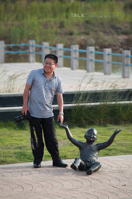东方人,一个人,公园,栏杆,站,伸展双臂,笑,微笑,露齿笑,竖图,室外,白天,正面,旅游,度假,草地,草坪,美景,植物,相机,雕塑,中国,亚洲,仅一个男性,仅一个人,仅一个中年男性,阴影,服装,艺术,装饰,光线,雕刻,雕像,影子,景观,围栏,注视,休闲装,黄种人,娱乐,山东,护栏,石雕,草,树,树木,拍照,衣服,绿色,阳光,自然,数码相机,工艺品,观察,看,站着,享受,休闲,休闲服,景色,放松,摄影,服饰,生长,成长,观看,纪念,美术,察看,关注,自然风光,主题,陈列,东亚,山东省,日照,中华人民共和国,华东地区,功能,美学,鲁,日照市,荻水湿地公园,岚山区,男人,男性,中年男性,亚洲人,照相机,敞开双臂,伸开双臂,展开双肩,站立,张开手臂,张开双臂,彩图,全身,照相,rzwdb1