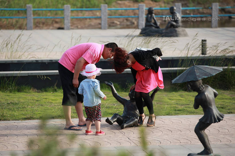 东方人,婴儿,儿童,三个人,家庭,夫妻,母亲,父亲,公园,广场,栏杆,站,横图,室外,白天,爱情,旅游,度假,纯洁,草地,草坪,美景,植物,雕塑,中国,亚洲,牵,弯腰,阴影,朦胧,模糊,艺术,装饰,光线,雕刻,雕像,伞,影子,景观,围栏,地面,浪漫,黄种人,娱乐,山东,护栏,石雕,草,树,树木,小孩,背面,绿色,阳光,自然,工艺品,站着,享受,休闲,温暖,温馨,父子,母子,三口之家,一家人,景色,恩爱,放松,父爱,可爱,母爱,恋人,活泼,生长,成长,牵着,纪念,美术,和睦,自然风光,主题,宝宝,陈列,东亚,纯真,烂漫,无邪,山东省,日照,中华人民共和国,华东地区,功能,美学,弯身,鲁,日照市,荻水湿地公园,岚山区,伶俐,天真,男人,男性,年轻男性,年轻女性,女人,女性,亚洲人,孩子,年轻人,夫妇,情侣,站立,彩图,全身,伴侣,融洽,rzwdb1