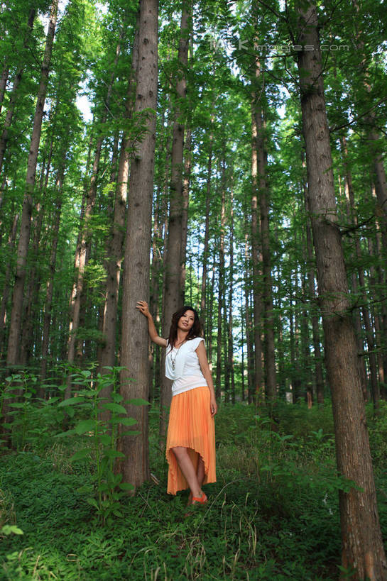 东方人,一个人,站,举,笑,微笑,露齿笑,竖图,室外,白天,正面,裙子,T恤衫,旅游,度假,草地,草坪,美景,树林,植物,项链,中国,亚洲,仅一个年轻女性,仅一个女性,仅一个人,朦胧,模糊,景观,T恤,注视,黄种人,娱乐,长裙,山东,装饰品,草,树,树木,绿色,白色,自然,饰品,首饰,观察,看,靠,靠着,托,倚靠,站着,享受,休闲,橙色,景色,放松,生长,成长,观看,半身裙,察看,倚着,关注,自然风光,东亚,山东省,日照,中华人民共和国,华东地区,鲁,日照市,鲁南海滨国家森林公园,年轻女性,女人,女性,亚洲人,长发,卷发,举起,举手,举着,向上举,向上伸,向上托,站立,彩图,全身,rzwdb1