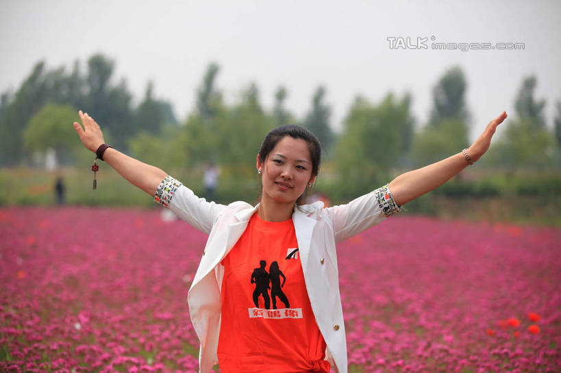 东方人,一个人,伸展双臂,笑,微笑,横图,室外,白天,正面,旅游,度假,花海,花圃,美景,树林,植物,叶子,中国,亚洲,仅一个年轻女性,仅一个女性,仅一个人,许多,阴影,服装,朦胧,模糊,装饰,盛开,时间,光线,时钟,手表,影子,景观,绿叶,计时,花蕾,注视,休闲装,黄种人,娱乐,山东,花,花瓣,花朵,花卉,鲜花,树,树木,衣服,红色,绿色,白色,阳光,自然,饰品,手链,钟表,花丛,花田,花苞,花蕊,观察,看,享受,休闲,休闲服,嫩叶,表,景色,放松,服饰,生长,成长,观看,华丽,修饰,腕表,点缀,察看,关注,自然风光,东亚,山东省,日照,中华人民共和国,华东地区,衬托,美观,雅致,雅观,鲁,日照市,花仙子风景区,年轻女性,女人,女性,亚洲人,叶,叶片,钟,敞开双臂,伸开双臂,展开双肩,张开手臂,张开双臂,半身,彩图,西服,rzwdb1