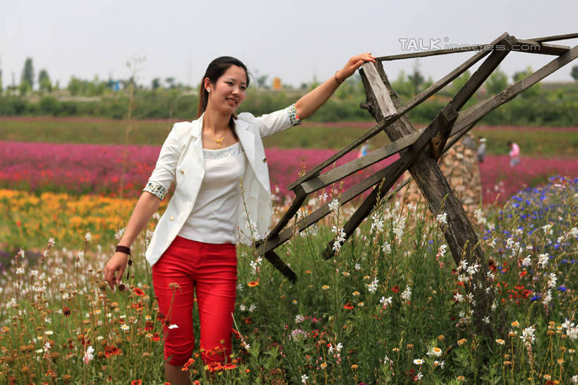 东方人,一个人,站,笑,微笑,露齿笑,横图,室外,白天,正面,旅游,度假,花海,花圃,美景,植物,项链,叶子,中国,亚洲,仅一个年轻女性,仅一个女性,仅一个人,许多,阴影,服装,装饰,盛开,光线,木材,木头,影子,景观,绿叶,树桩,花蕾,注视,休闲装,黄种人,娱乐,山东,装饰品,花,花瓣,花朵,花卉,鲜花,树干,衣服,黄色,红色,绿色,白色,天空,阳光,自然,饰品,手链,首饰,花丛,花田,天,花苞,花蕊,扶,观察,看,站着,享受,休闲,休闲服,嫩叶,木桩,景色,放松,服饰,木料,生长,成长,观看,华丽,修饰,点缀,察看,扶着,关注,自然风光,东亚,山东省,日照,中华人民共和国,华东地区,衬托,美观,雅致,雅观,鲁,日照市,花仙子风景区,年轻女性,女人,女性,亚洲人,叶,叶片,站立,半身,彩图,rzwdb1