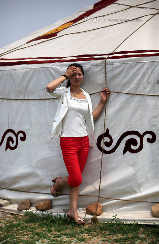 东方人,一个人,站,举,笑,微笑,露齿笑,竖图,室外,白天,正面,旅游,度假,草地,草坪,石头,美景,植物,项链,中国,亚洲,仅一个年轻女性,仅一个女性,仅一个人,阴影,花纹,服装,装饰,光线,石子,图案,影子,帐篷,房屋,屋子,景观,抬腿,注视,休闲装,黄种人,娱乐,山东,装饰品,草,衣服,黄色,红色,绿色,白色,天空,阳光,自然,饰品,手链,首饰,天,观察,看,靠,靠着,托,站着,享受,休闲,休闲服,景色,放松,服饰,观看,华丽,修饰,点缀,察看,关注,自然风光,东亚,山东省,日照,毡房,中华人民共和国,华东地区,衬托,美观,雅致,雅观,鲁,日照市,花仙子风景区,年轻女性,女人,女性,亚洲人,石块,举起,举手,举着,向上举,向上伸,向上托,站立,彩图,全身,房子,rzwdb1