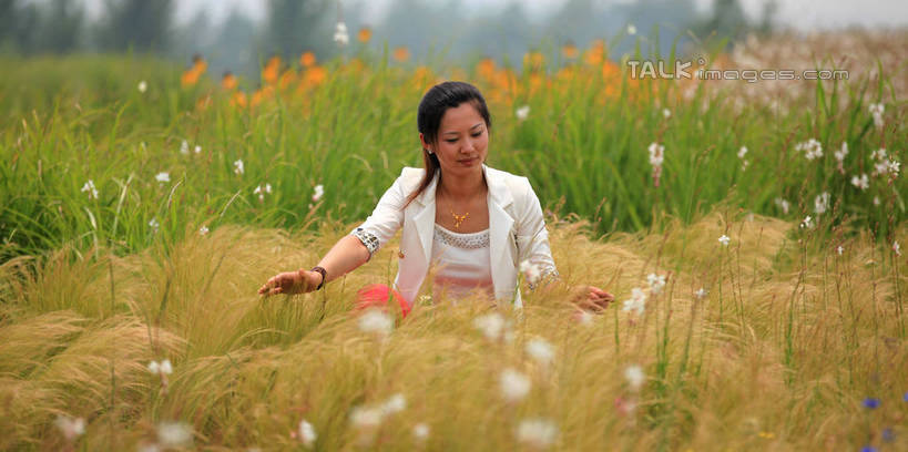 东方人,一个人,蹲,伸展双臂,笑,微笑,露齿笑,横图,室外,白天,侧面,旅游,度假,草地,草坪,美景,植物,项链,中国,亚洲,仅一个年轻女性,仅一个女性,仅一个人,阴影,服装,装饰,光线,影子,景观,注视,休闲装,黄种人,娱乐,山东,装饰品,草,树,树木,衣服,黄色,红色,绿色,白色,天空,阳光,自然,饰品,手链,首饰,天,观察,看,享受,休闲,休闲服,景色,放松,服饰,生长,成长,观看,华丽,修饰,点缀,察看,关注,自然风光,东亚,山东省,日照,中华人民共和国,华东地区,衬托,美观,雅致,雅观,鲁,日照市,花仙子风景区,年轻女性,女人,女性,亚洲人,敞开双臂,蹲着,伸开双臂,展开双肩,张开手臂,张开双臂,彩图,全身,rzwdb1