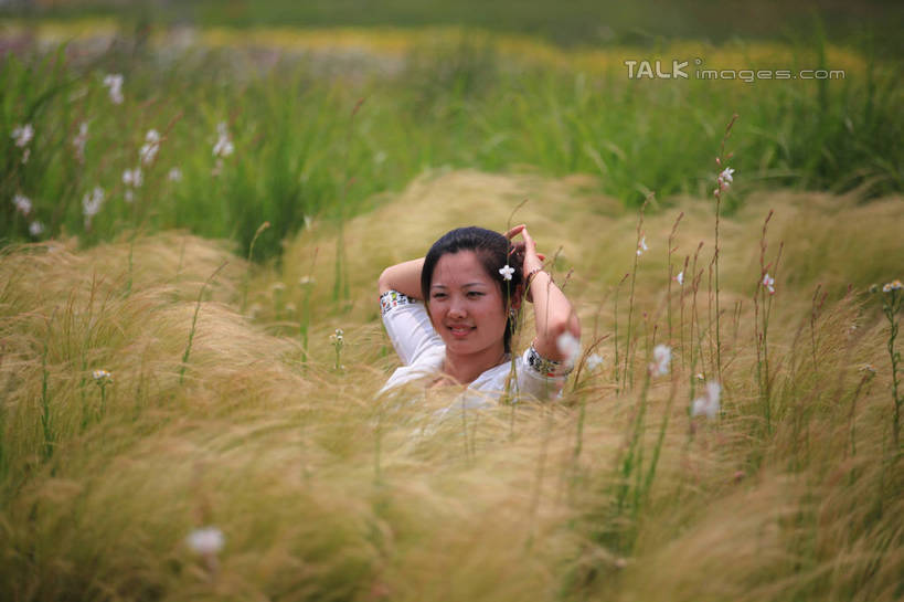 东方人,一个人,蹲,举,笑,微笑,露齿笑,横图,室外,白天,侧面,旅游,度假,草地,草坪,美景,植物,项链,中国,亚洲,仅一个年轻女性,仅一个女性,仅一个人,阴影,服装,装饰,光线,影子,景观,注视,休闲装,黄种人,娱乐,山东,装饰品,草,树,树木,衣服,黄色,红色,绿色,白色,天空,阳光,自然,饰品,手链,首饰,天,观察,看,托,享受,休闲,休闲服,景色,放松,服饰,生长,成长,观看,华丽,修饰,点缀,察看,双手抱头,关注,自然风光,东亚,山东省,日照,中华人民共和国,华东地区,衬托,美观,雅致,雅观,鲁,日照市,花仙子风景区,年轻女性,女人,女性,亚洲人,蹲着,举起,举手,举着,向上举,向上伸,向上托,半身,彩图,rzwdb1