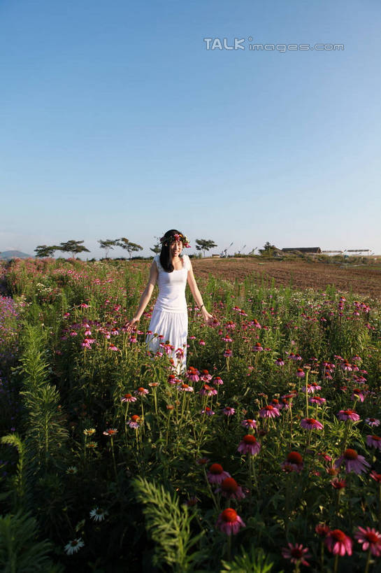 东方人,一个人,站,笑,微笑,露齿笑,竖图,室外,白天,正面,裙子,旅游,度假,草地,草坪,花海,花圃,美景,植物,叶子,中国,亚洲,仅一个年轻女性,仅一个女性,仅一个人,许多,阴影,连衣裙,装饰,盛开,光线,花环,影子,景观,绿叶,非洲菊,花蕾,注视,黄种人,娱乐,山东,草,花,花瓣,花朵,花卉,鲜花,红色,蓝色,绿色,紫色,白色,蓝天,天空,阳光,自然,饰品,手链,花丛,花田,天,花苞,花蕊,低头,观察,看,站着,享受,休闲,嫩叶,菊花,景色,放松,生长,晴朗,成长,观看,华丽,修饰,点缀,察看,关注,自然风光,东亚,山东省,日照,万里无云,中华人民共和国,华东地区,扶郎花,灯盏花,千日菊,衬托,美观,雅致,雅观,鲁,日照市,花仙子风景区,年轻女性,女人,女性,亚洲人,叶,叶片,晴空,晴空万里,站立,彩图,全身,rzwdb1