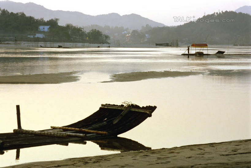 无人,竖图,室外,白天,正面,旅游,度假,湖,湖泊,美景,森林,山,山脉,树林,水,植物,中国,亚洲,一排,竹制,整齐,编织,竹排,湖面,景观,山峰,水流,水面,运输工具,山峦,娱乐,竹筏,树,树木,排列,绿色,天空,自然,交通工具,湖水,群山,天,享受,休闲,景色,放松,生长,成长,竹条,竹制品,队列,自然风光,载具,东亚,安徽,安徽省,安庆,安庆市,中华人民共和国,华东地区,皖,水上交通工具,彩图,shcm1