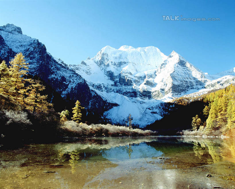 无人,横图,室外,白天,正面,旅游,度假,河流,美景,森林,山,树林,水,雪,雪山,植物,大雪,中国,亚洲,阴影,波纹,光线,影子,冰,河水,积雪,景观,山峰,水流,雪景,冬季,冬天,涟漪,山峦,娱乐,树,树木,蓝色,绿色,倒影,蓝天,水纹,天空,阳光,自然,波浪,天,享受,休闲,景色,放松,寒冷,四川省,生长,晴朗,成长,冰冷,倒映,自然风光,东亚,四川,稻城,亚丁,甘孜藏族自治州,珍珠海,万里无云,中华人民共和国,水晕,西南地区,严寒,川,甘孜,甘孜州,冰凉,酷寒,凛冽,凛凛,极冷,反照,晴空,晴空万里,彩图,稻城县,稻城亚丁,亚丁风景区,shcm1